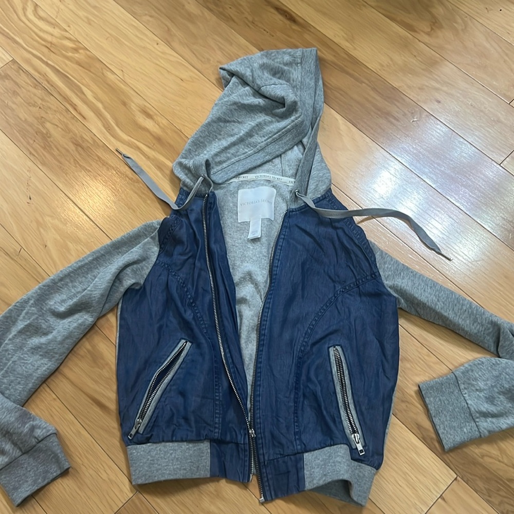 Super cute and comfy gray hoodie with denim front and zip pockets!